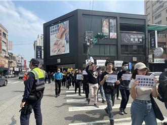 路權團體桃市快閃過馬路 抗議交通部縱容違規