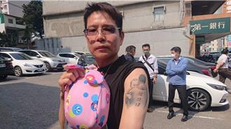 秀抱女刺青、背女兒包響應快閃 余志祥：女兒給我力量對抗惡法