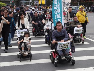 反違規記點鬆綁 300人立院前怒吼「停止殘害交通」