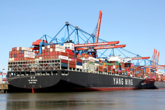 影》陽明貨輪撞碼頭傳1重傷 起重機「骨牌般」倒塌畫面曝