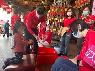 湧1500人試手氣！潭水亭擲筊大賽他連擲8聖筊抱回大獎