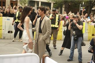 安海瑟薇婚姻亮紅燈？ 攜手鮮肉拍片有「靈性感應」