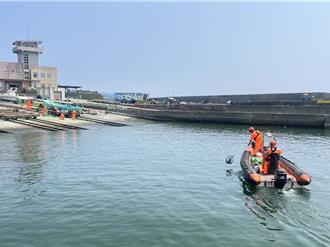 影》漁民洗船不慎將綠波墊沖漁港 海巡人員追查