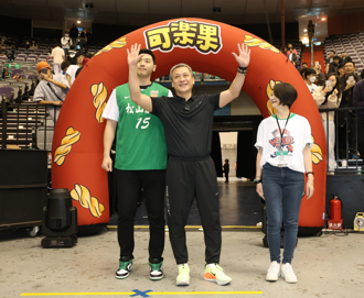 HBL》鐵血教頭黃萬隆退休帶遺憾 球場拭淚喊：永遠是松山魂