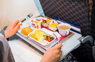 驗證「全球最棒飛機餐」 美女記者讚：比餐廳好