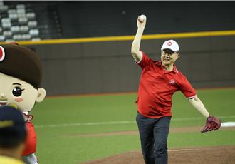 中职》杨清珑指点 运彩总经理开出漂亮好球