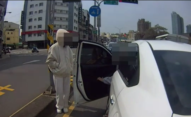 林姓女驾驶开车突然「刁车顾路」，车辆困在车道上超级尷尬，所幸暖警一招解围。（翻摄画面）