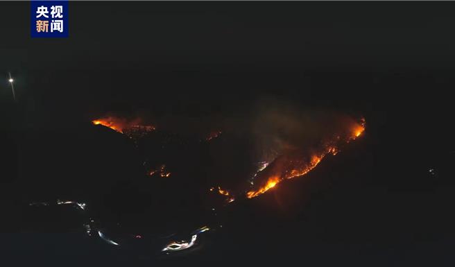 大陸四川省甘孜州雅江縣呷拉鎮白孜村，15日下午發生火情，火勢迅速向東北方向蔓延並越過多個山頭。（翻攝自央視新聞）