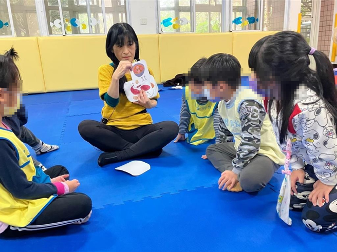 桃園市觀音國小附幼以客語學習食物名稱。（教育部提供／林志成台北傳真）