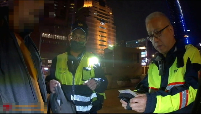 陳男遇警盤查竟當機10秒，警察他身揹3條通緝，身上還藏有毒品吸食器。（翻攝畫面）