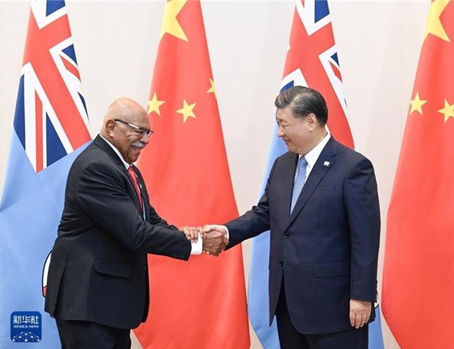 圖為大陸國家主席習近平此前在APEC峰會期間會見斐濟總理拉布卡。（新華社資料照片）