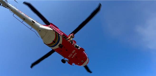 今天空勤队直升机到玉山三角点附近载送摔死的登山客。（嘉义县消防局提供／廖素慧嘉县传真）