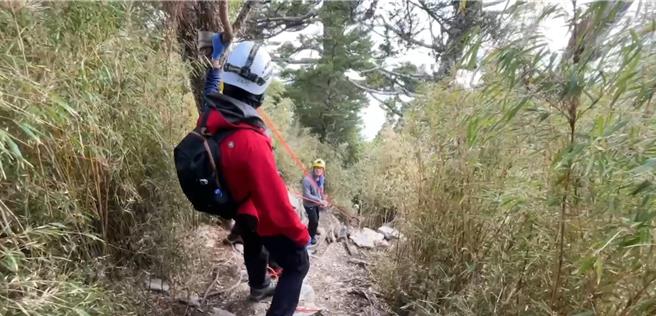 嘉义县消防人员用绳索拖拉摔死的登山客。（嘉义县消防局提供／廖素慧嘉县传真）