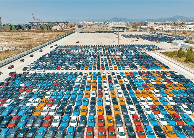 圖為準備出口的大陸汽車停靠在福州港海關監管區，等待裝船。（新華社）