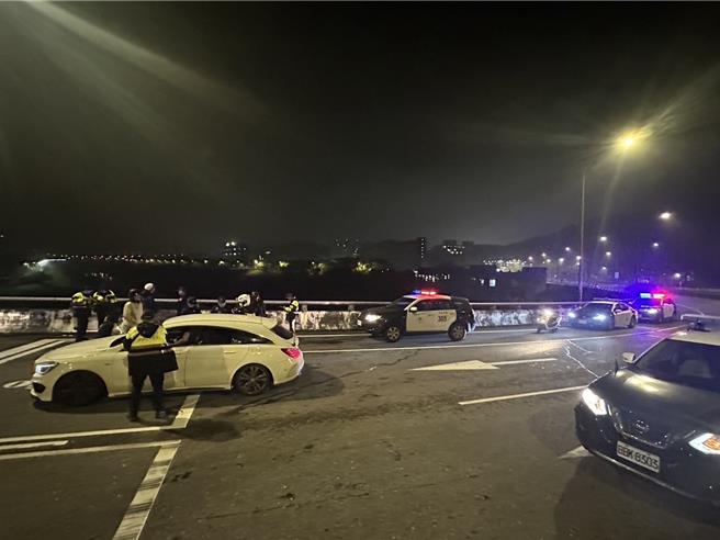 基隆市警方16日凌晨舉行專案取締勤務，查獲23起違規案件，並有一起飆車少年衝撞攔檢線卻自摔受傷送逮的案件。（基隆市警局提供／張志康基隆傳真）