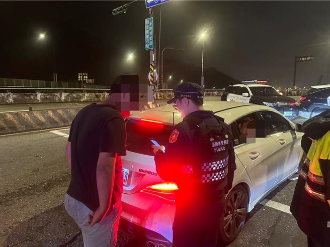 基隆市警方16日凌晨舉行專案取締勤務，查獲23起違規案件，並有一起飆車少年衝撞攔檢線卻自摔受傷送逮的案件。（基隆市警局提供／張志康基隆傳真）