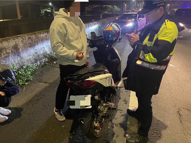 基隆市警方16日凌晨舉行專案取締勤務，查獲23起違規案件，並有一起飆車少年衝撞攔檢線卻自摔受傷送逮的案件。（基隆市警局提供／張志康基隆傳真）