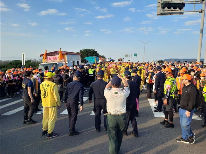 苗栗縣通霄鎮白沙屯拱天宮媽祖將於18日凌晨起駕，預計當日下午4點抵達台中清水，並於翌日中午12時許離開，警方將針對清水區中山路、沙鹿區中山路及沙田路等路段彈性實施調撥車道管制，呼籲民眾配合。圖為過去白沙屯媽祖進香情景。（清水警分局提供／潘虹恩台中傳真）