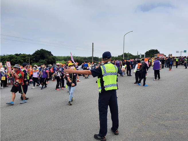 苗栗縣通霄鎮白沙屯拱天宮媽祖將於18日凌晨起駕，預計當日下午4點抵達台中清水，並於翌日中午12時許離開，警方將針對清水區中山路、沙鹿區中山路及沙田路等路段彈性實施調撥車道管制，呼籲民眾配合。圖為過去白沙屯媽祖進香情景。（清水警分局提供／潘虹恩台中傳真）