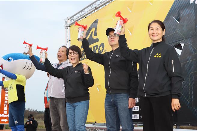 苗栗副縣長鄧桂菊等人為賽事鳴槍。（苗栗縣政府提供／李京昇苗栗傳真）