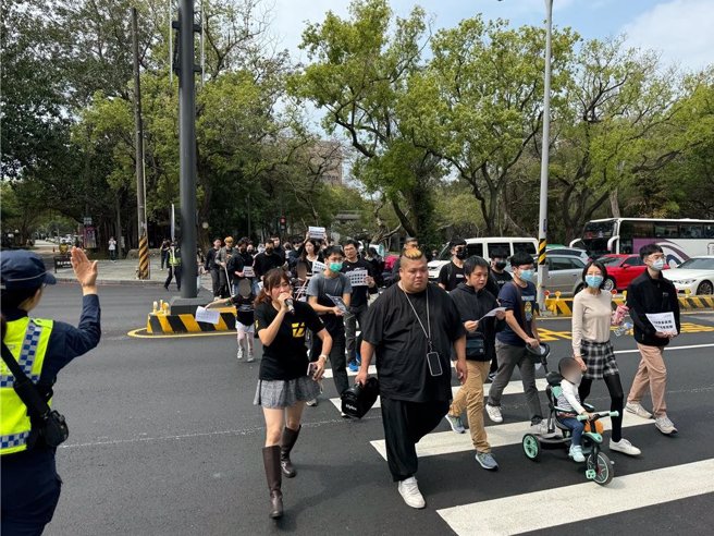 過馬路大富翁，全台快閃新竹場，今天上午10時10分準時在新竹市前大前的光復路、建功路口準時過馬路爭路權。（陳育賢攝）