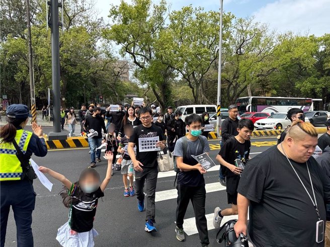 過馬路大富翁，全台快閃新竹場，今天上午10時10分準時在新竹市前大前的光復路、建功路口準時過馬路，連小朋友都來捍衛自己的路權。（陳育賢攝）