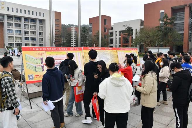 圖為廣東省2024年考試錄用公務員筆試韶關考區，考生查看考場分布圖。（圖／取自韶關發布）