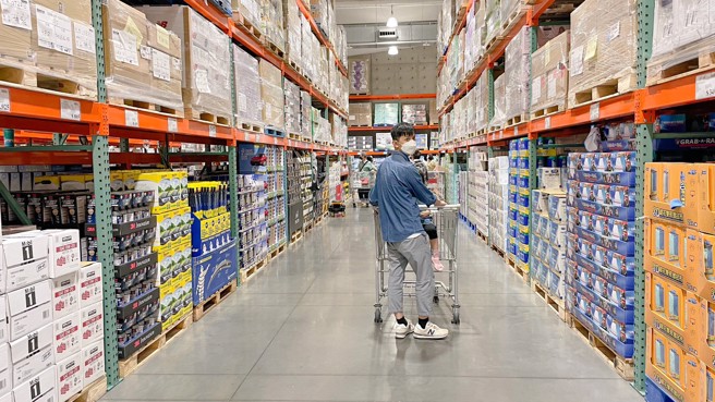 好市多科克兰品牌商品应有尽有，最近一款铁盒装的巧克力引发讨论度。（图／示意图，记者杨雅婷摄影）