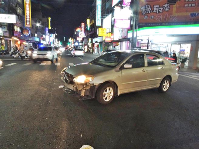 駕駛拒絕攔查竟猛踩油門加速逃逸，沿途共撞擊1輛自小客車及6輛機車。（高市鳳山分局提供／楊舒婷高雄傳真）