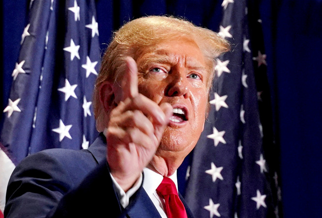 美国前总统川普16日呛声，将对在墨西哥制造的大陆进口车课徵100％关税，称若他没当选，美国将面临「血洗」。（资料照／路透社）