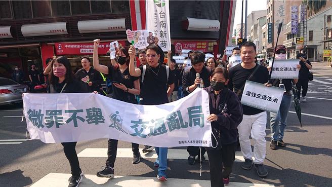 台南市人本交通促进协会理事长余志祥（右二）17日上午响应317快闪行动，重回女儿命案现场要求交通部退回恶法。（程炳璋摄）
