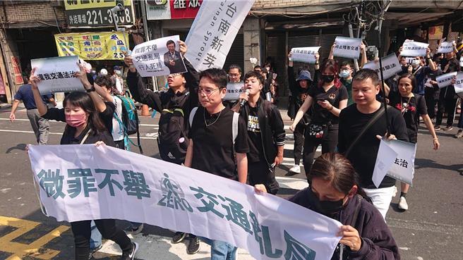 台南市人本交通促进协会理事长余志祥（右二）响应活动重回女儿命案现场，心情沉重坦言十分痛苦。（程炳璋摄）