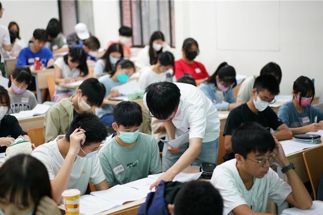 台灣各大學也相繼公告113學年度預算，台大年度預算為新台幣202億元左右。圖為台大電機系學生於工作坊指導高中生。（台大提供）