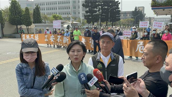 鄰近地區24位里長與立委林岱樺17日上午在廠區大門口拉布條抗議，針對四輕老舊頻出狀況，呼籲行政院在520前應核定更新，盡快催生「新四輕」。（立委林岱樺提供／袁庭堯高雄傳真）