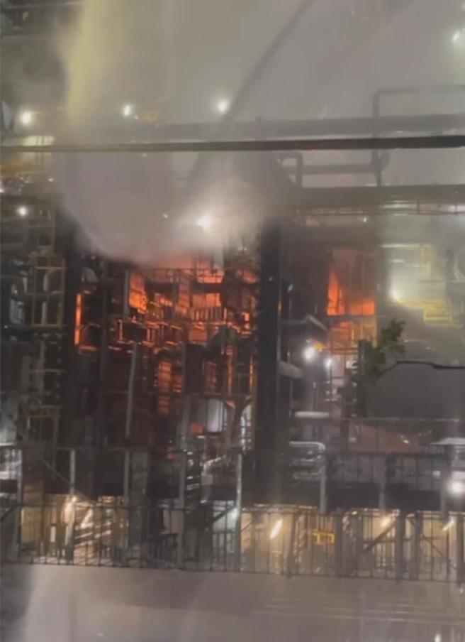 中油林園石化廠 （四輕）16日晚間疑似乙烯管線外洩引發大火。（民眾提供／袁庭堯高雄傳真）