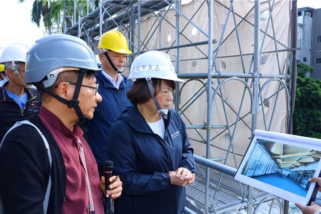 嘉义市长黄敏惠视察旧市公所修復工程现况。（廖素慧摄）