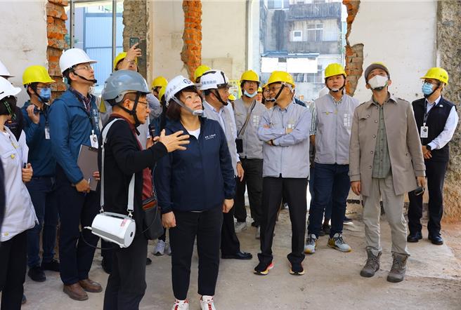 嘉义市长黄敏惠视察旧市公所修復进度，陈柏年建筑师解说工程现况。（嘉义市政府提供／廖素慧嘉市传真）