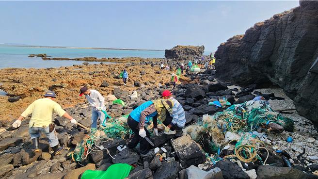 500人17日春季淨灘準備迎遊客，讓澎湖摩西分海變乾淨了。（許逸民攝）