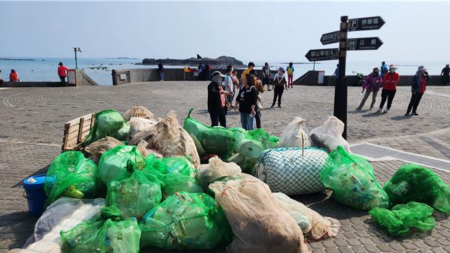 500人17日春季淨灘準備迎遊客，清理出4.1公噸的海漂物及垃圾等，讓澎湖摩西分海變乾淨了。（許逸民攝）