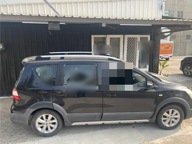 澎湖17日凌晨發生搗毀車行大門玻璃和自小客車還臉書嗆聲的暴力事件，澎警緝兇中。圖馬賽克處為遭破壞的小客車與大門玻璃。（馬公分局提供／許逸民澎湖傳真）