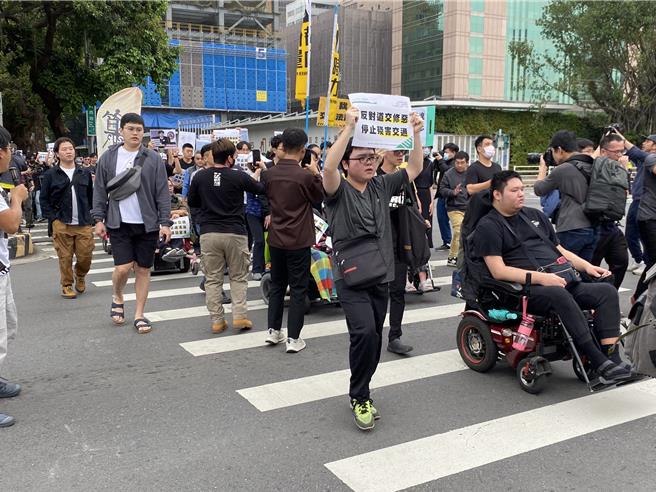 行人零死亡推动联盟等路权团体反对政府松绑交通微罪不记点与限缩违规检举，今日在7个县市发起抗议，台北场办在立法院大门前，有2、300人前往声援。（陈佑诚摄）