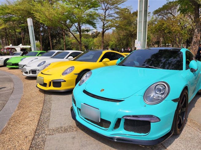 高雄市议员吴铭赐媒合高雄「6点超跑团」及台中马卡龙公益超跑车队于17日在高雄中央公园举办「超跑送爱，关怀高市儿少公益捐赠活动」。（高雄市社会局提供／林瑞益高雄传真）