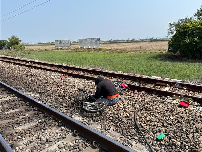 男子遭列車撞上後，人跌坐在鐵道上，幸好救護人員到場時，男子意識仍清楚。（讀者提供／張毓翎台南傳真）