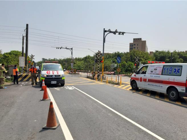 男子遭列車撞上後，人跌坐在鐵道上，幸好救護人員到場時，男子意識仍清楚。（讀者提供／張毓翎台南傳真）