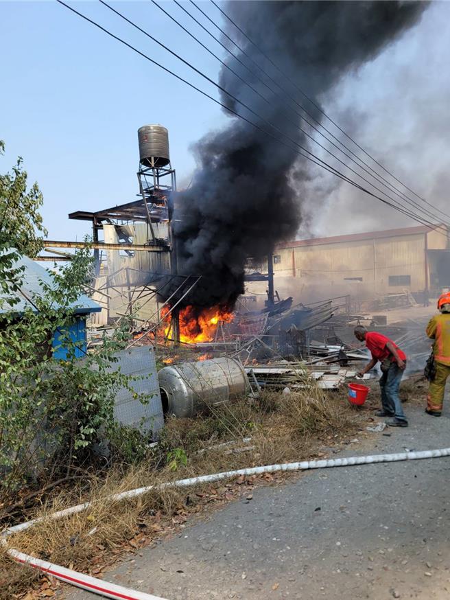 屏東縣竹田鄉義永路一處鴿舍17日發生火警，警消獲報後立即到場救援，火勢短時間就遭撲滅，但消防人員進入火場發現1名57歲女性已經明顯死亡。（屏縣消防局提供／洪浩軒高雄傳真）