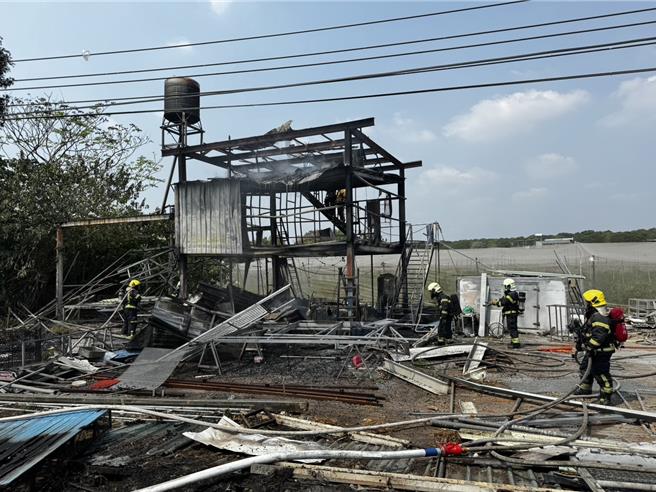 屏東縣竹田鄉義永路一處鴿舍17日發生火警，警消獲報後立即到場救援，火勢短時間就遭撲滅，但消防人員進入火場發現1名57歲女性已經明顯死亡。（屏縣消防局提供／洪浩軒高雄傳真）