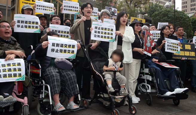 行政院日前通过10项罚锾1200元以下交通违规不开放检举、研拟微罪不记点，并送立院审查，此举引起路权团体不满。行人零死亡推动联盟等路权团体17日在台北、桃园、新竹、台中、云林、高雄、台南7个县市大马路口展开快闪抗议行动，参与民眾穿着黑衣、举标语过马路，表达反对道交法修恶及还我安全用路环境等诉求。（刘宗龙摄）