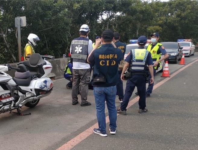 3名重机骑士于16日骑重机闯国道10号，国道警察获报到场开单并拖吊。（翻摄照片／林瑞益高雄传真）