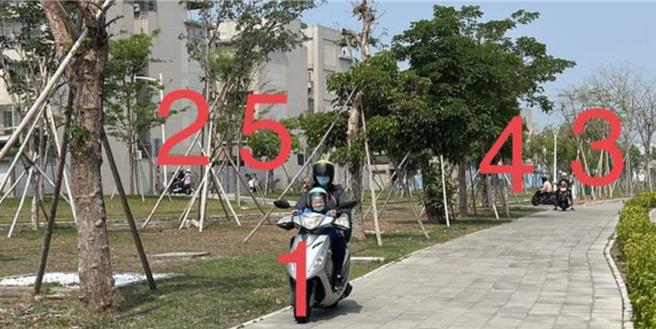 有网友在PTT上发出一张照片，照片上一共5辆机车在绿园道的人行步道上乱窜。（翻摄自PTT／杨舒婷高雄传真）