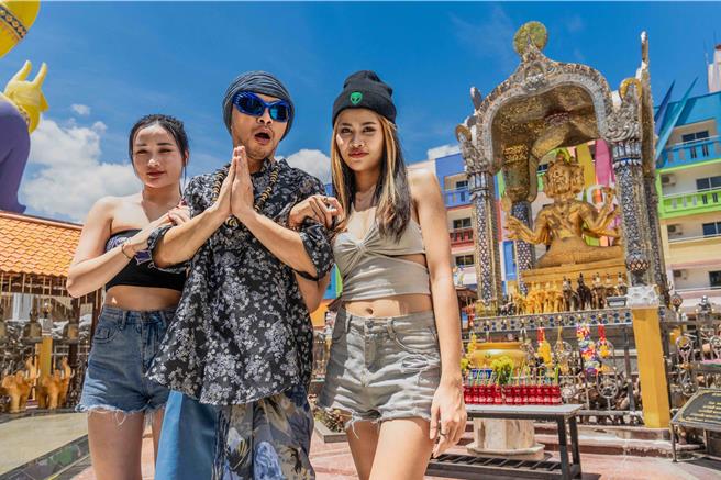 說 黃明志新歌描繪泰國小鎮丹諾。（亞洲通文創提供）